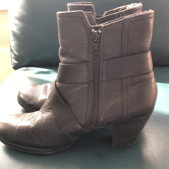 Clark’s 3” Heel Bootie With Straps & Buckle Size 9 - Picture 9 of 12